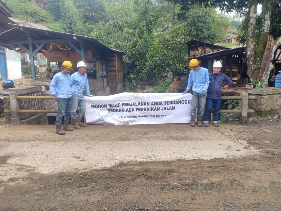 PT Timas Suplindo dan PT Rekayasa Industri Peduli Lingkungan Lakukan Perbaikan Jalan Berlubang di Sekitar Lokasi Proyek